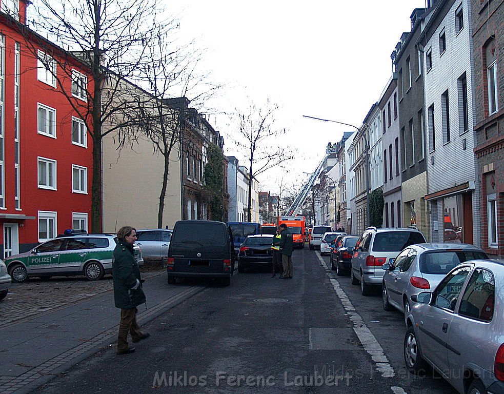 Einsatz Feuerwehr SEK Polizei Koeln Nippes Merheimerstr P141.JPG